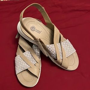 Earth Spirit sandles  size 9 beige velcro closure